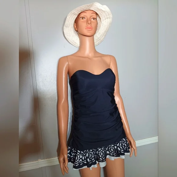 Size medium, swimsuit - Picture 1 of 9